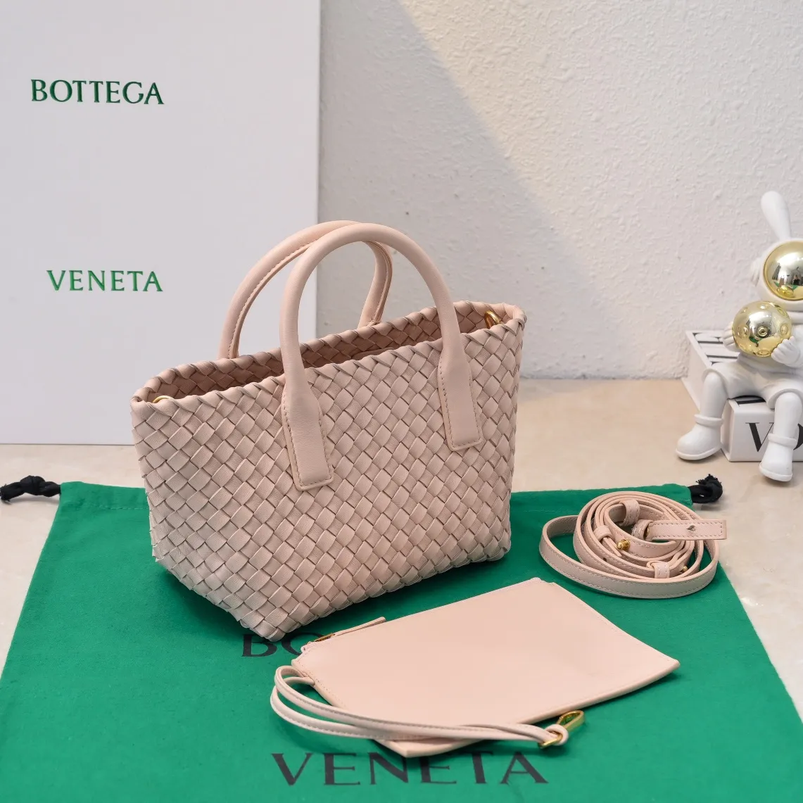 Batch 1560 Hello everyone, I have a new name, it’s called the Cabat woven Mini vegetable basket model ~ it can finally be carried on the shoulder. It is based on the original bag type and adds a shoulder strap and it is detachable! It's equivalent to spending one dollar to buy two bags. As the ace cutie of BV family, I really have no choice but to buy one! This bag of ours is really exactly the same as ZP. You can look big with a small amount of money~ Original sheepskin: size: 20*16*13cm, model: 5211#